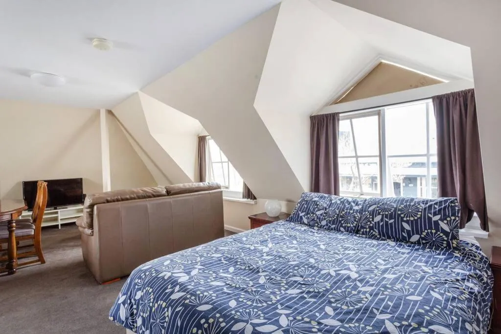 Upstairs Studio Apartment with street access — 2