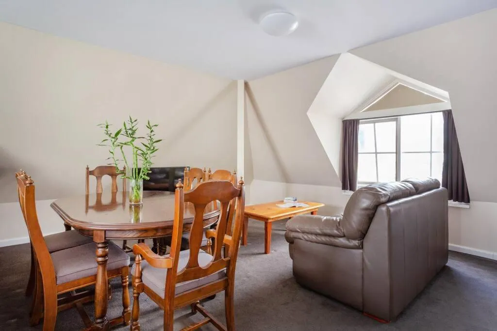 Upstairs Studio Apartment with street access — 3