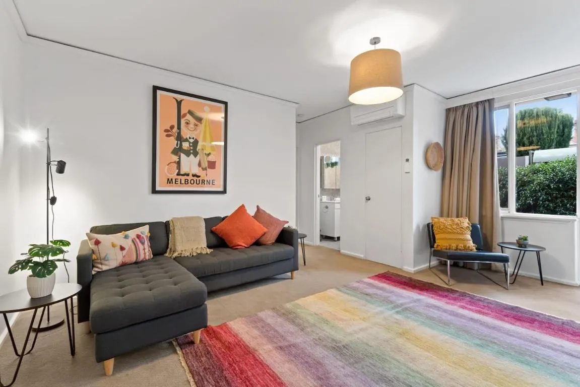 Urban Retro – Experience Vibrant Courtyard Charm