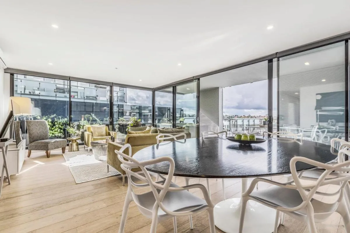 VAQUAY Embassy In Abbotsford — 3