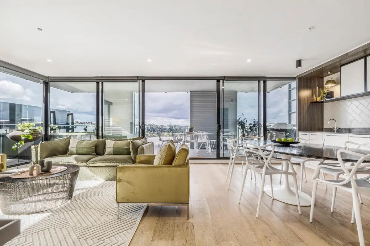 VAQUAY Embassy In Abbotsford — 4