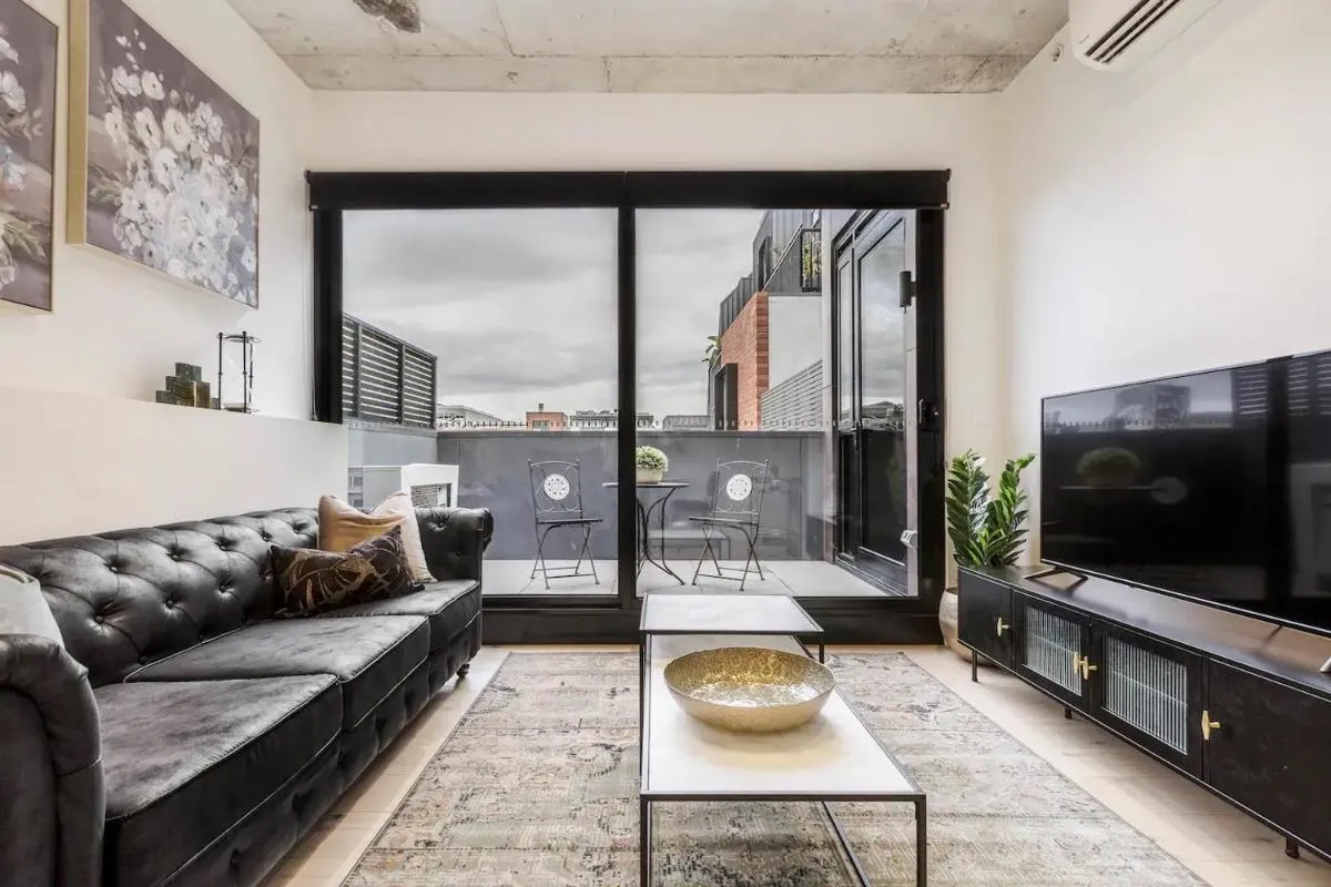 Vintage Romance In Vibrant & Cosmopolitan Prahran — 5