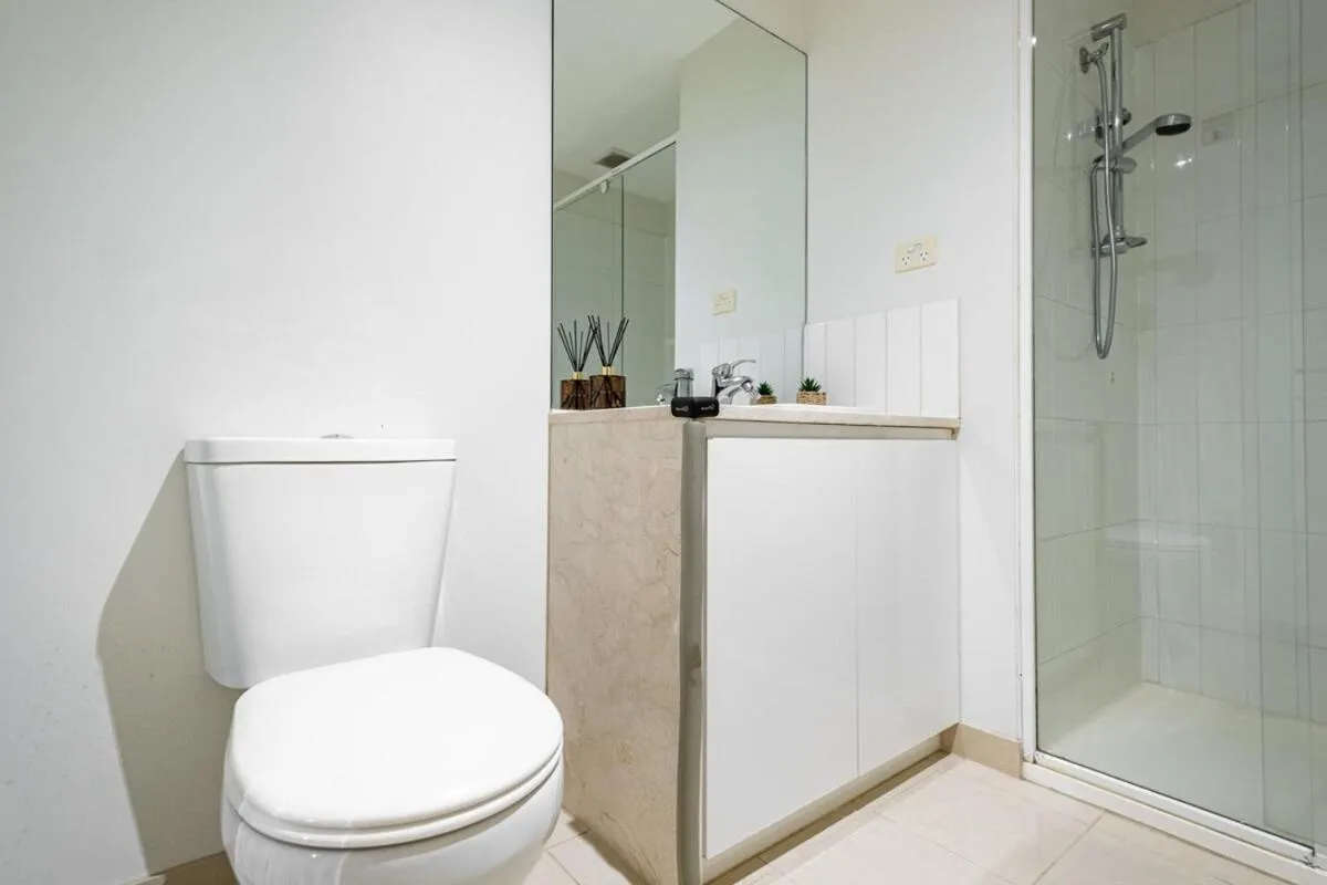 Walk To Crown 1br Apt Balcony Wifi Pool Gym — 3