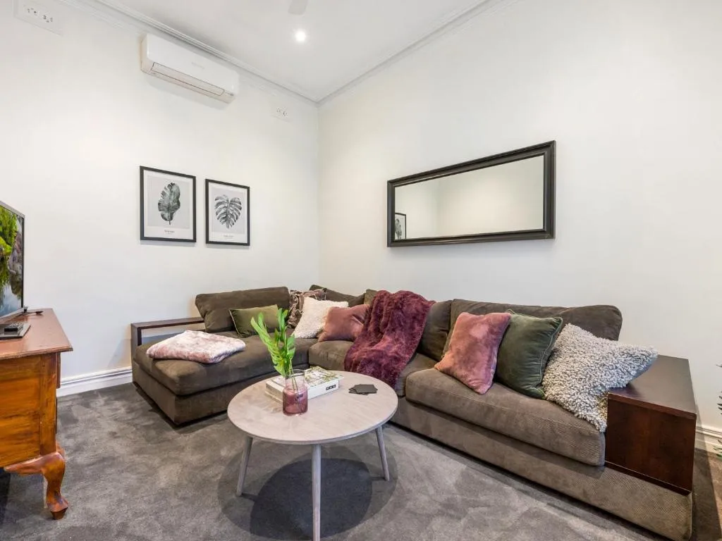 Walk to the MCG – Renovated House with back yard