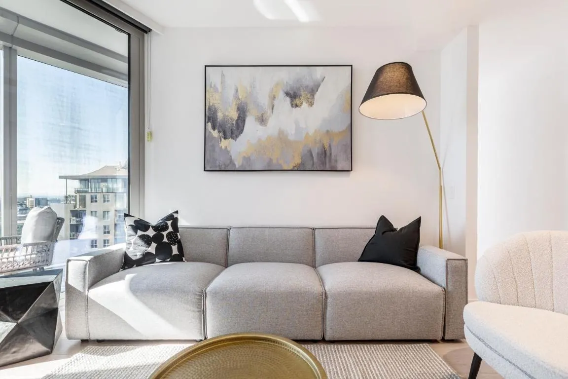 West Side CBD Base Close to DiningArtShopping!