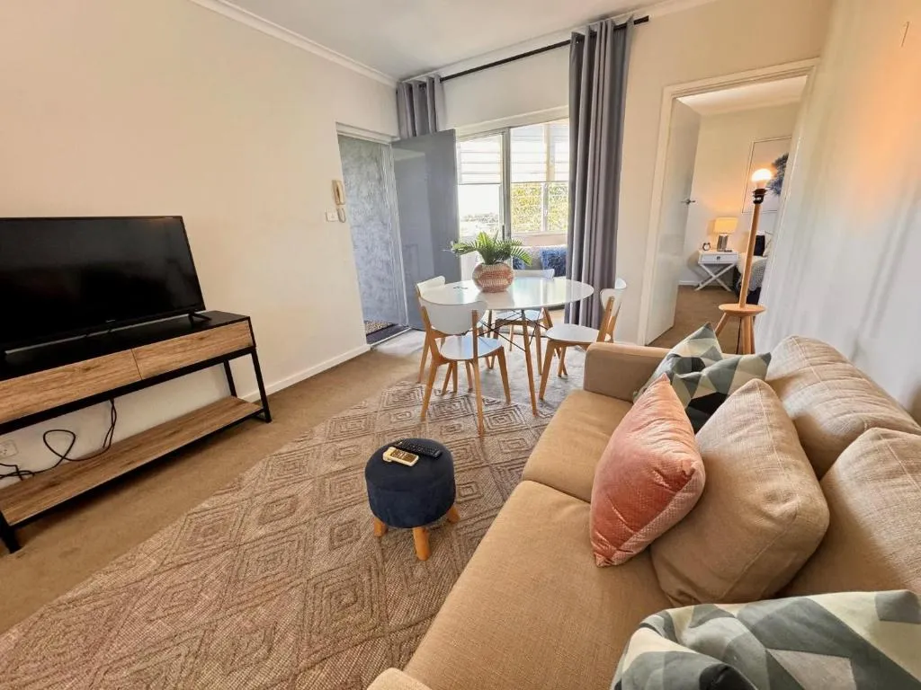 Windsor Prahran Sunny Spacious 1 Bed with Sunroom