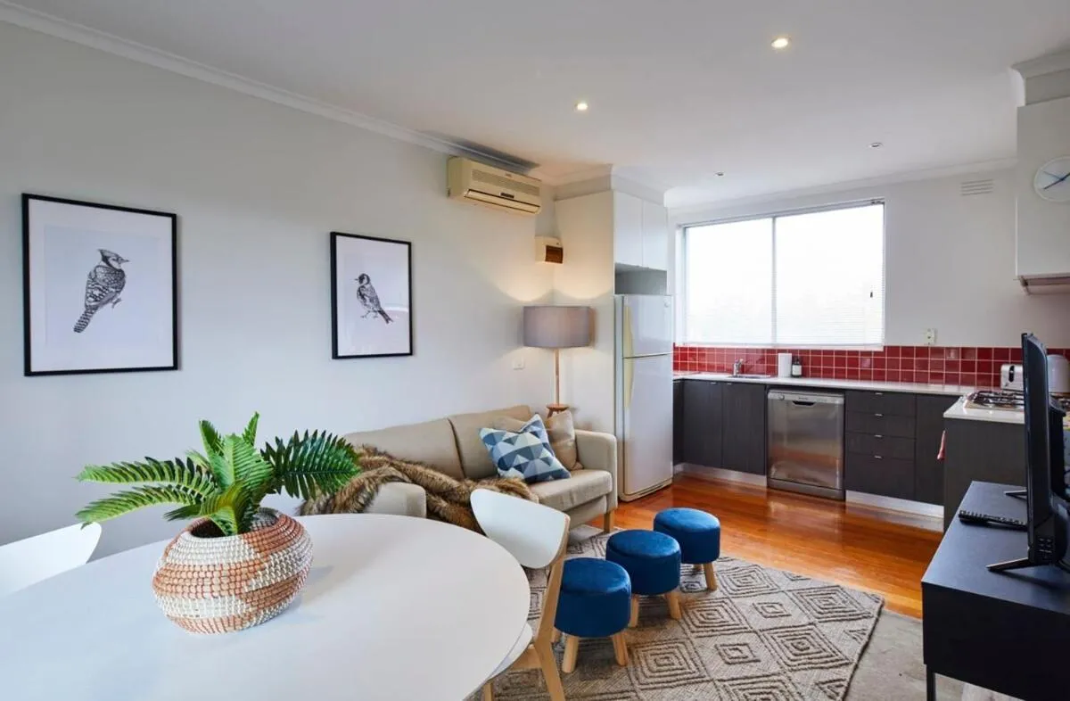 Windsor Prahran Sunny Spacious 1 Bed with Sunroom — 3