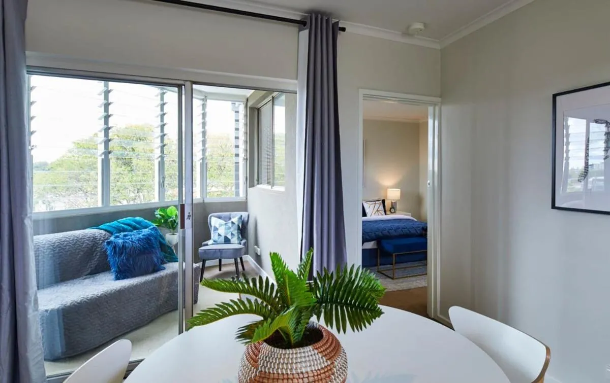 Windsor Prahran Sunny Spacious 1 Bed with Sunroom — 2