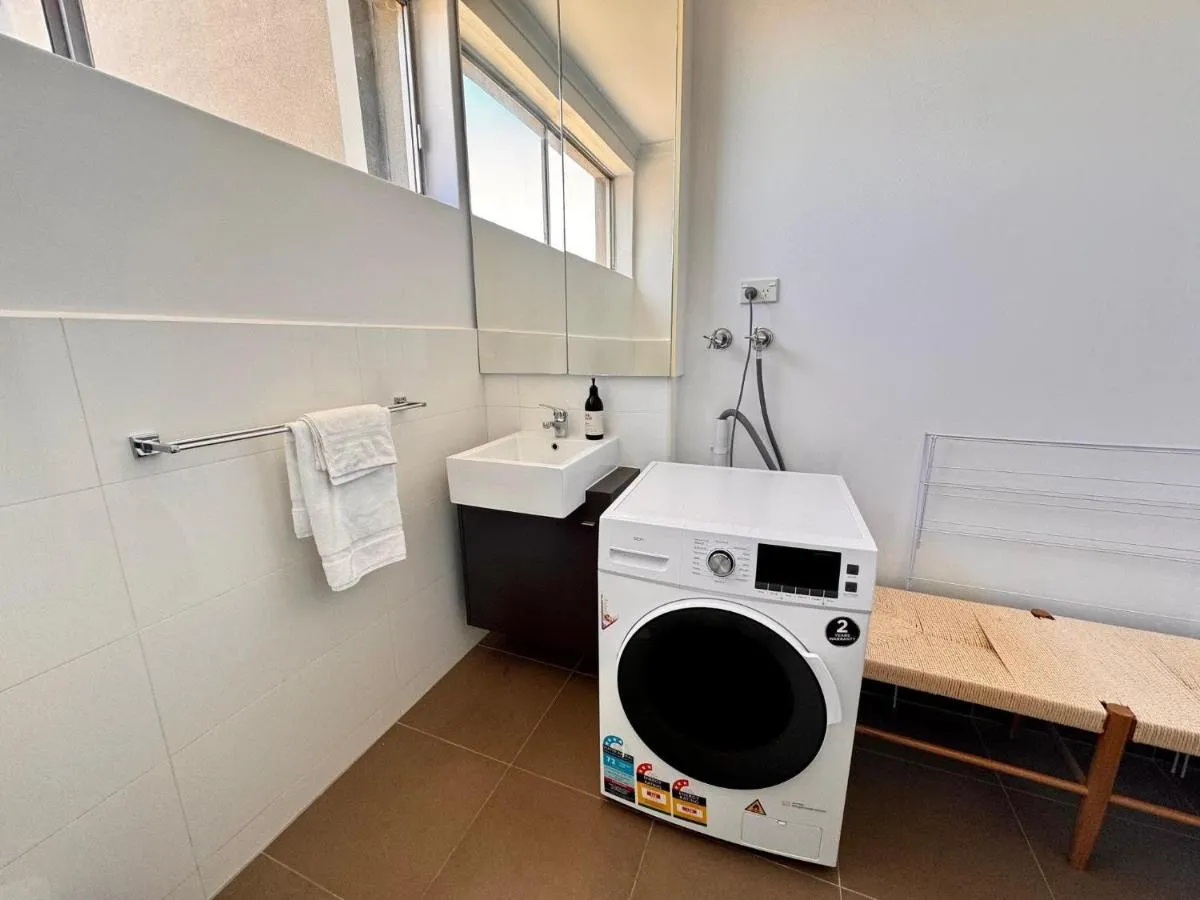 Windsor Prahran Sunny Spacious 1 Bed with Sunroom — 4