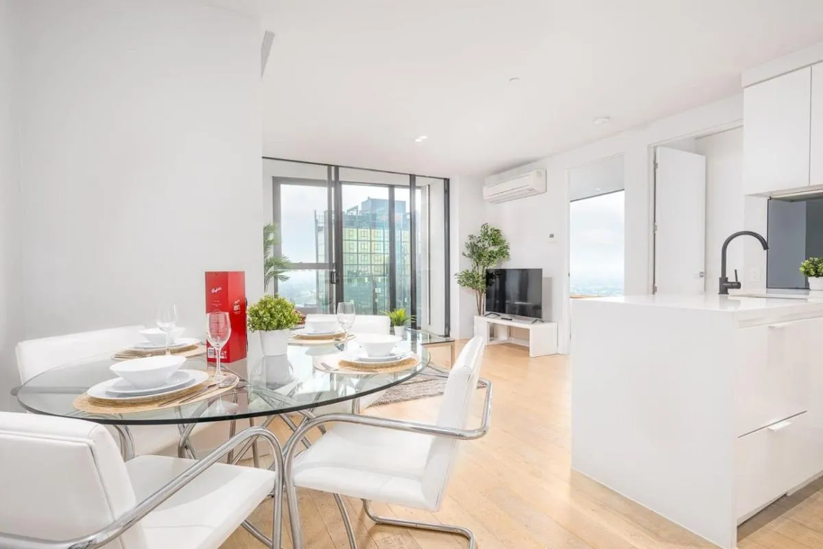 180 Degrees City Views, 2BR Apartment with Pool, Spa and Gym — 5