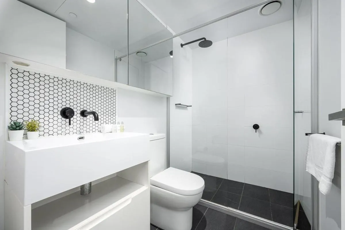 180 Degrees City Views, 2BR Apartment with Pool, Spa and Gym — 3