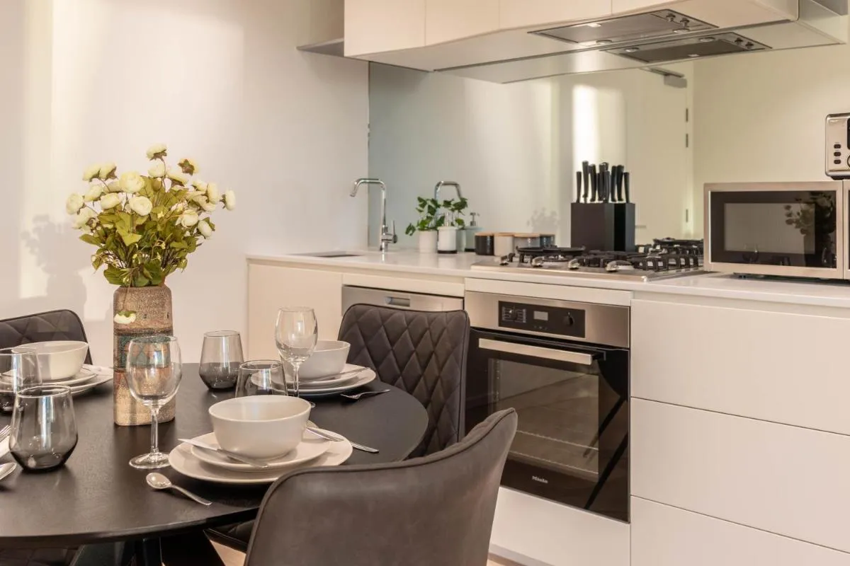 1 BRM, Southbank, King Bed, Lvl 37 — 4