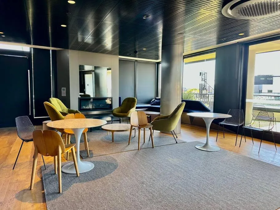 2B1B Cozy near Train Station + Free Parking! — 3