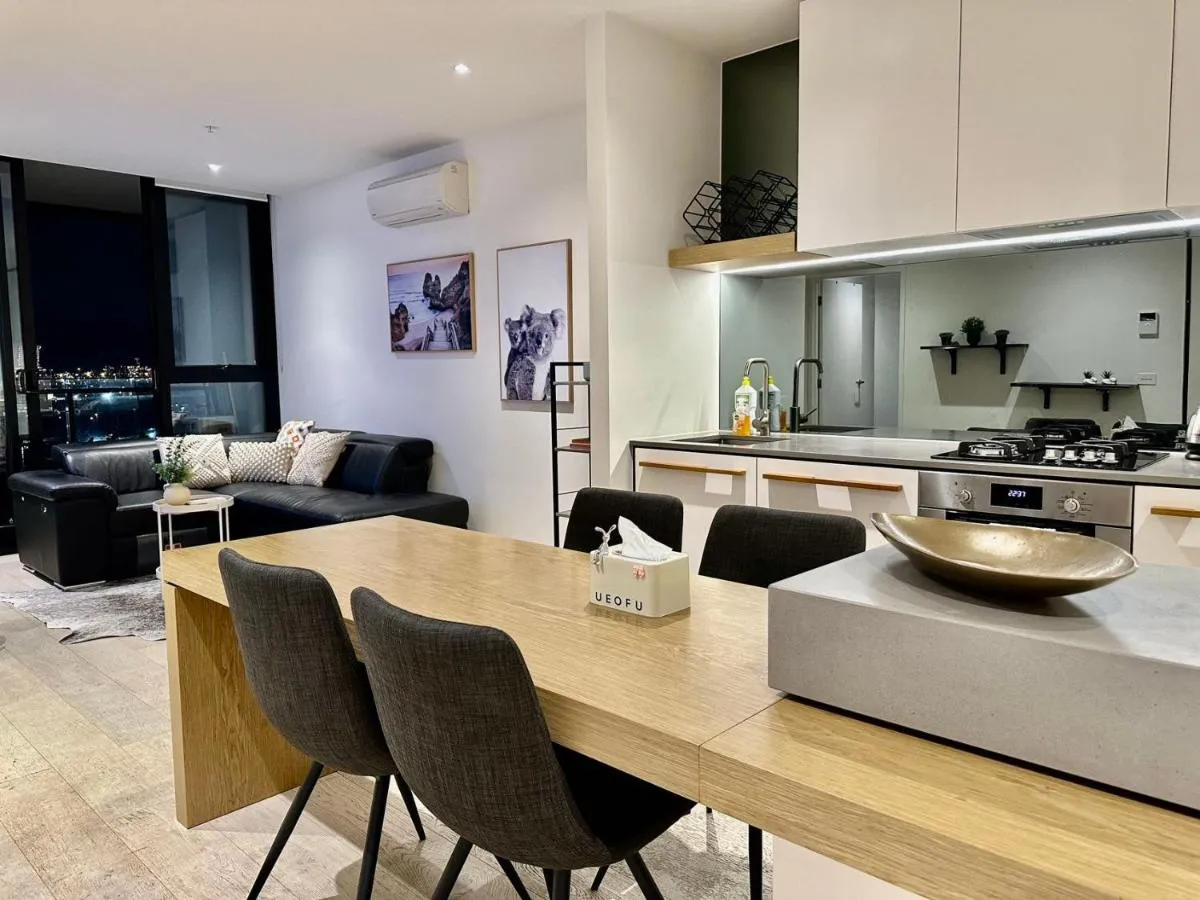 2B1B Cozy near Train Station + Free Parking! — 2