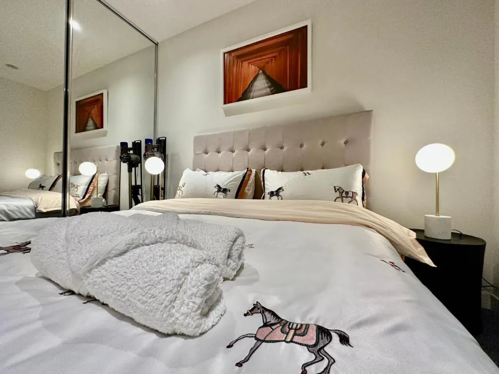 2B1B Cozy near Train Station + Free Parking!