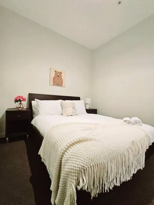 2BD Melbourne Apt Near Vic Market — 2