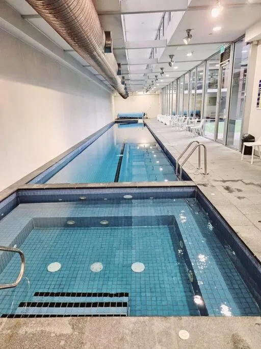 2BD Melbourne Apt Near Vic Market — 4