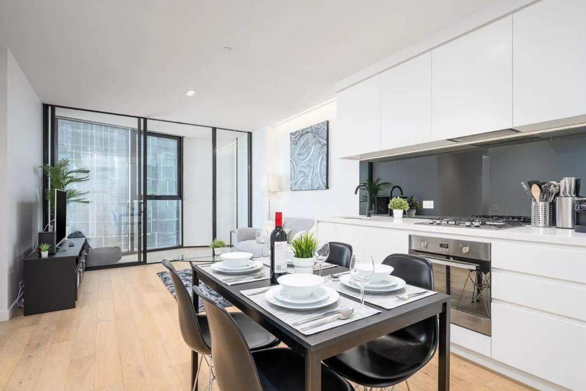 2BR Apartment, Panoramic 180 Degrees Views on 52nd Floor — 5