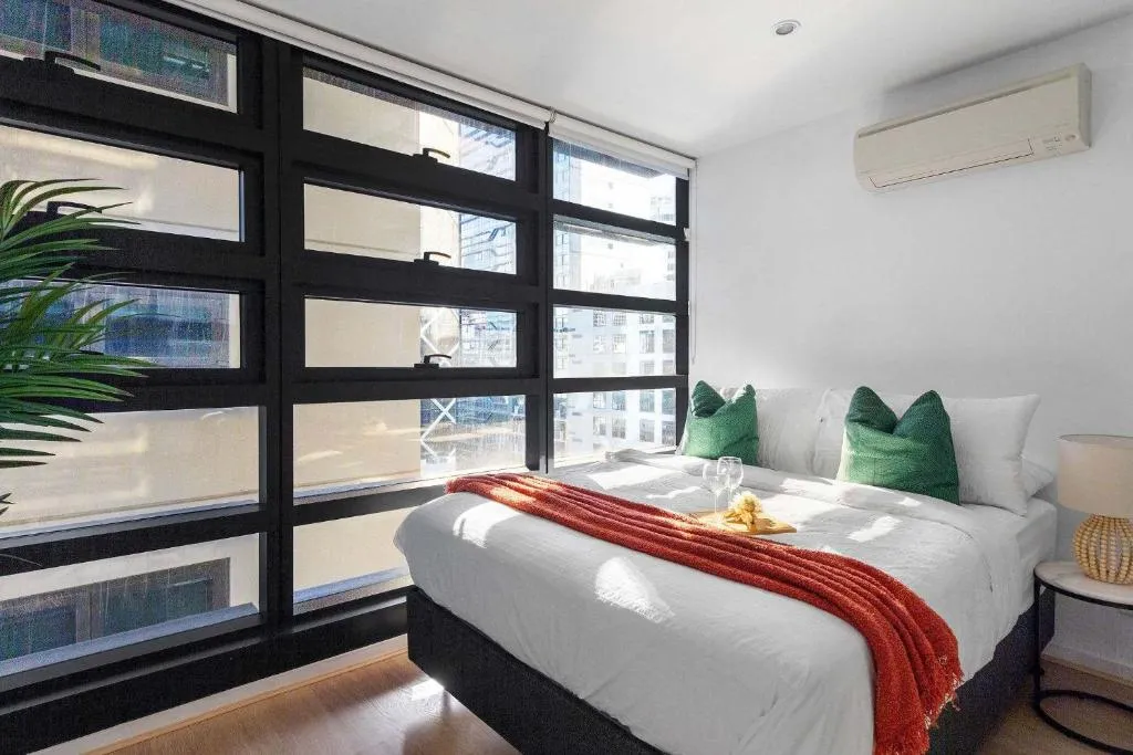 2BR Apt Next to Melbourne Central with City Views