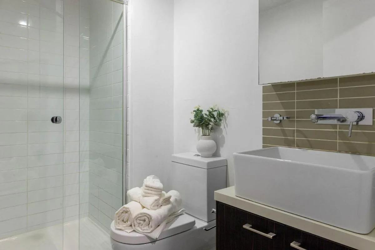 2BR Apt Next to Melbourne Central with City Views — 3