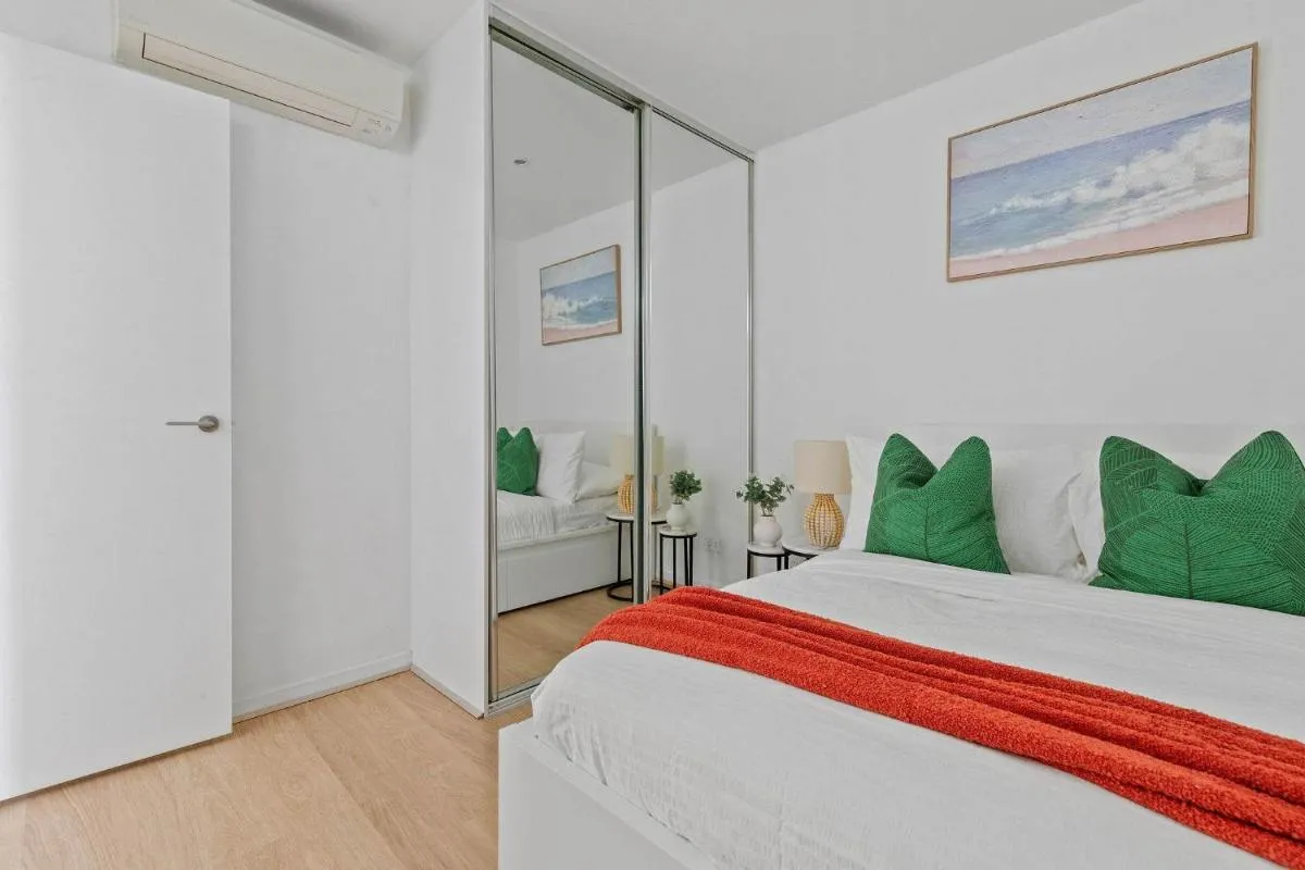 2BR Apt Next to Melbourne Central with City Views — 2