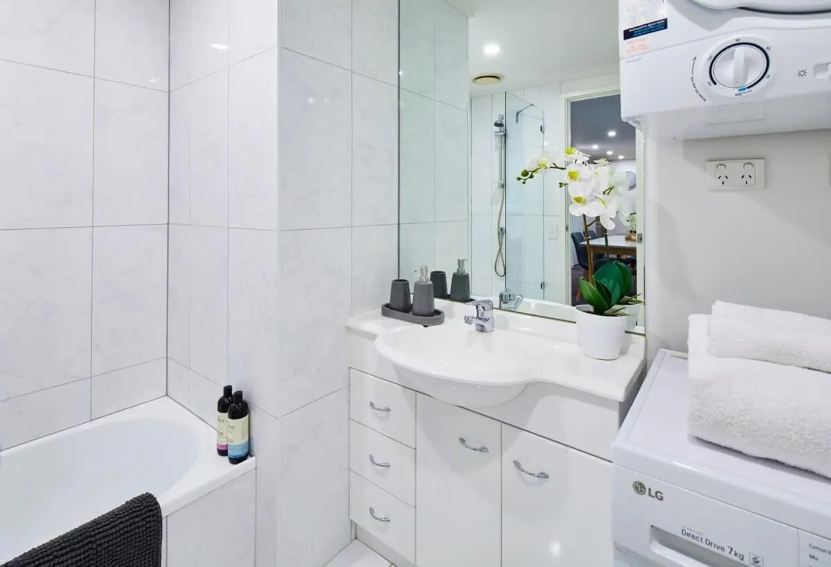 2 Bdrm 2 Bthrm Apt With Parking in Central CBD — 3