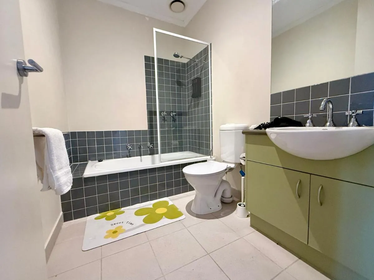 3BR Townhouse w Living Room Full Kitchen Laundry Internet Free Parking Trams Highpoint 6min City CBD 18min — 3