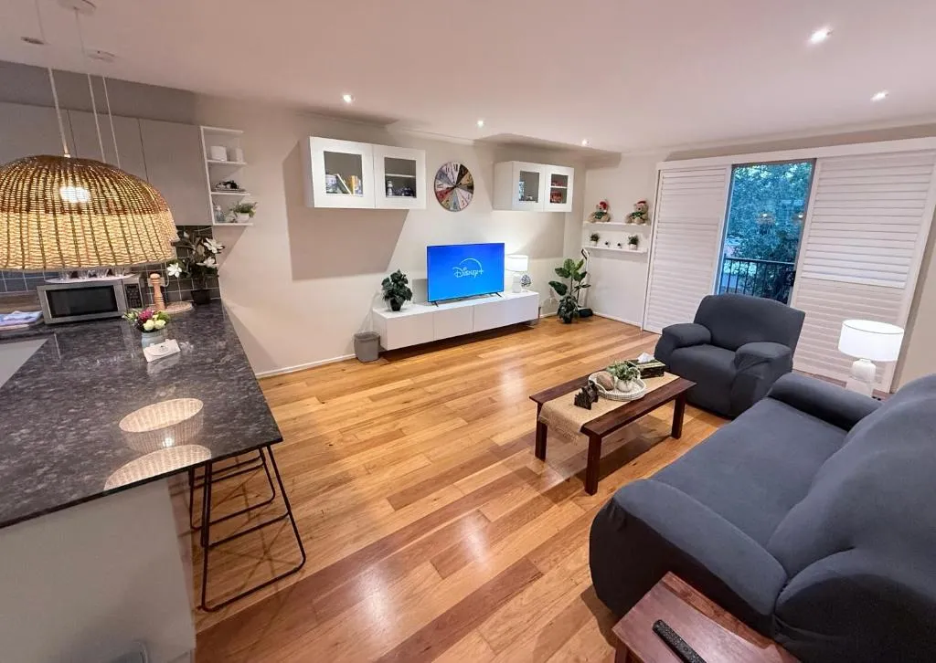 3BR Townhouse w Living Room Full Kitchen Laundry Internet Free Parking Trams Highpoint 6min City CBD 18min