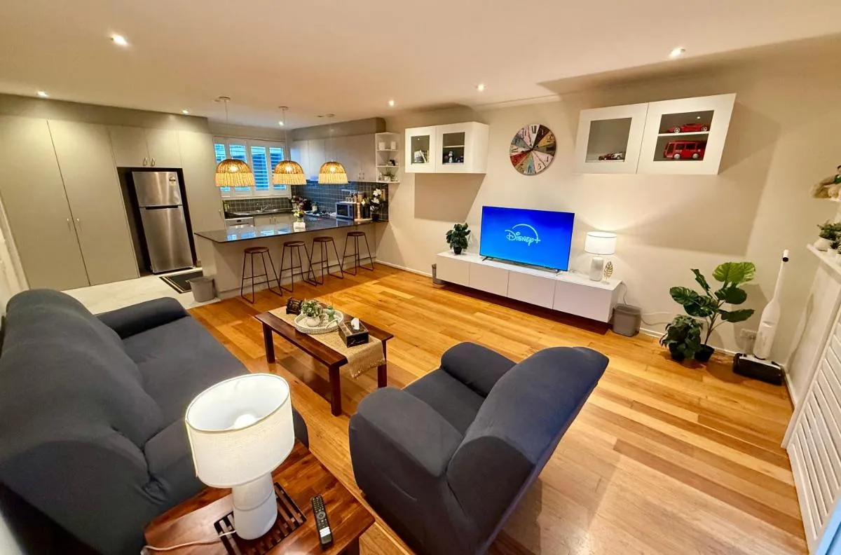 3BR Townhouse w Living Room Full Kitchen Laundry Internet Free Parking Trams Highpoint 6min City CBD 18min — 5