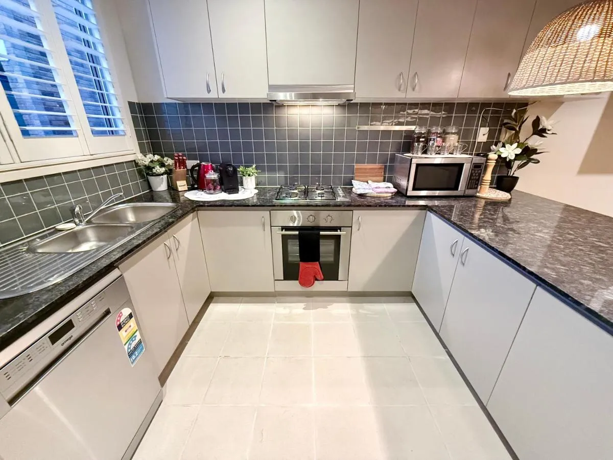 3BR Townhouse w Living Room Full Kitchen Laundry Internet Free Parking Trams Highpoint 6min City CBD 18min — 4