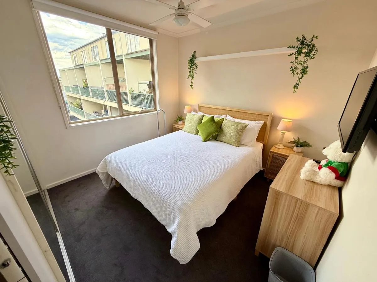 3BR Townhouse w Living Room Full Kitchen Laundry Internet Free Parking Trams Highpoint 6min City CBD 18min — 2
