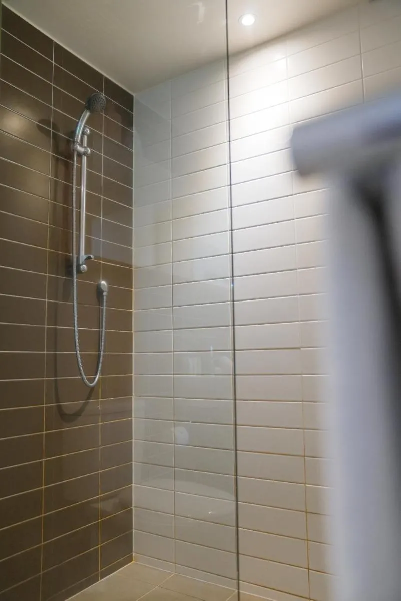 3 Bathrooms, Ideal Location, Perfect For Groups — 4