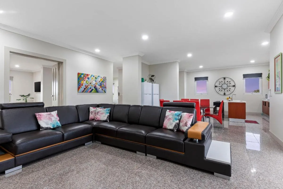 5 Bdrms Loemans Lodge – Close to Calder Park, Melb Airport — 5