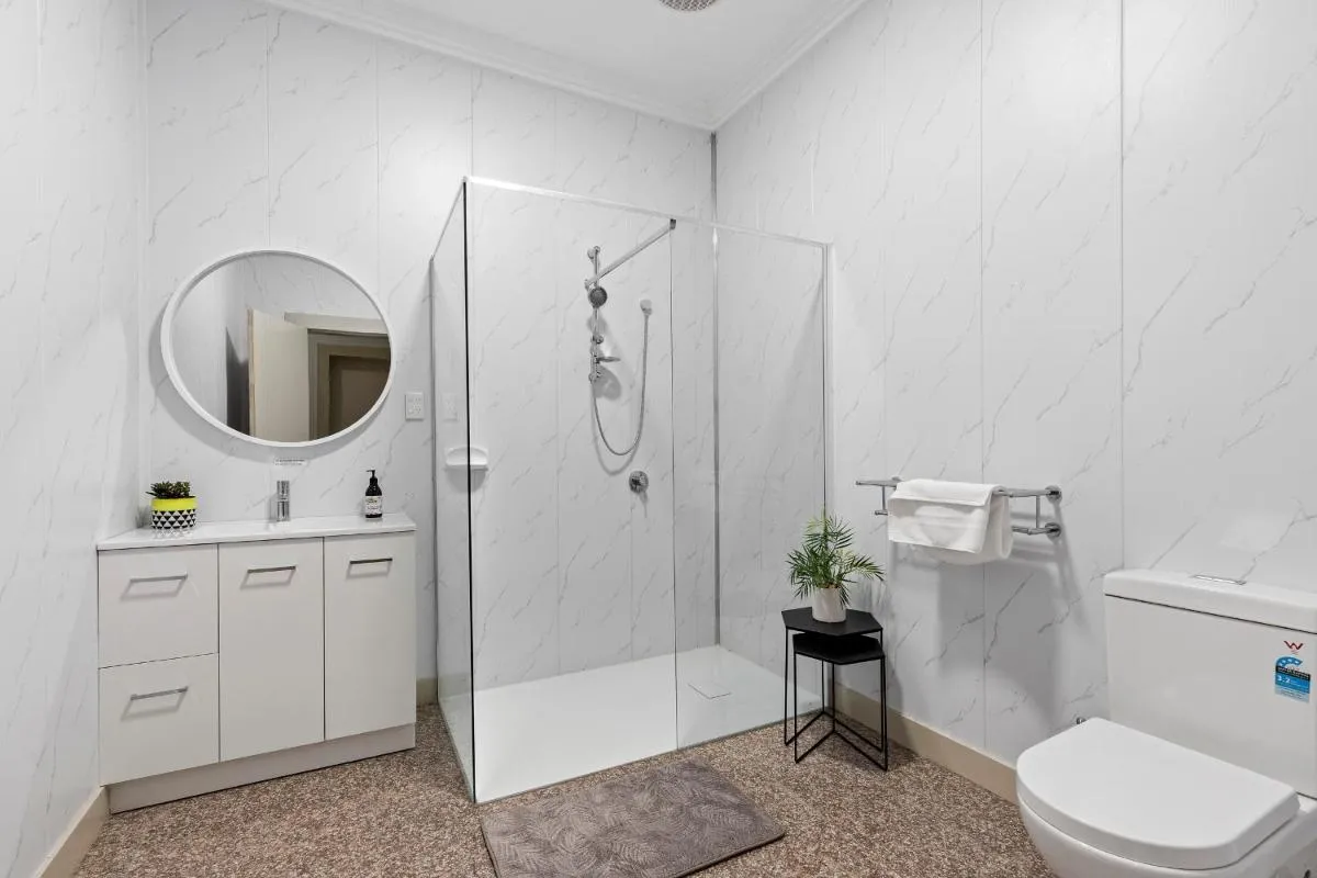 5 Bdrms Loemans Lodge – Close to Calder Park, Melb Airport — 3
