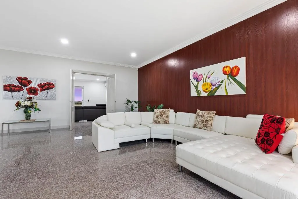 5 Bdrms Loemans Lodge – Close to Calder Park, Melb Airport