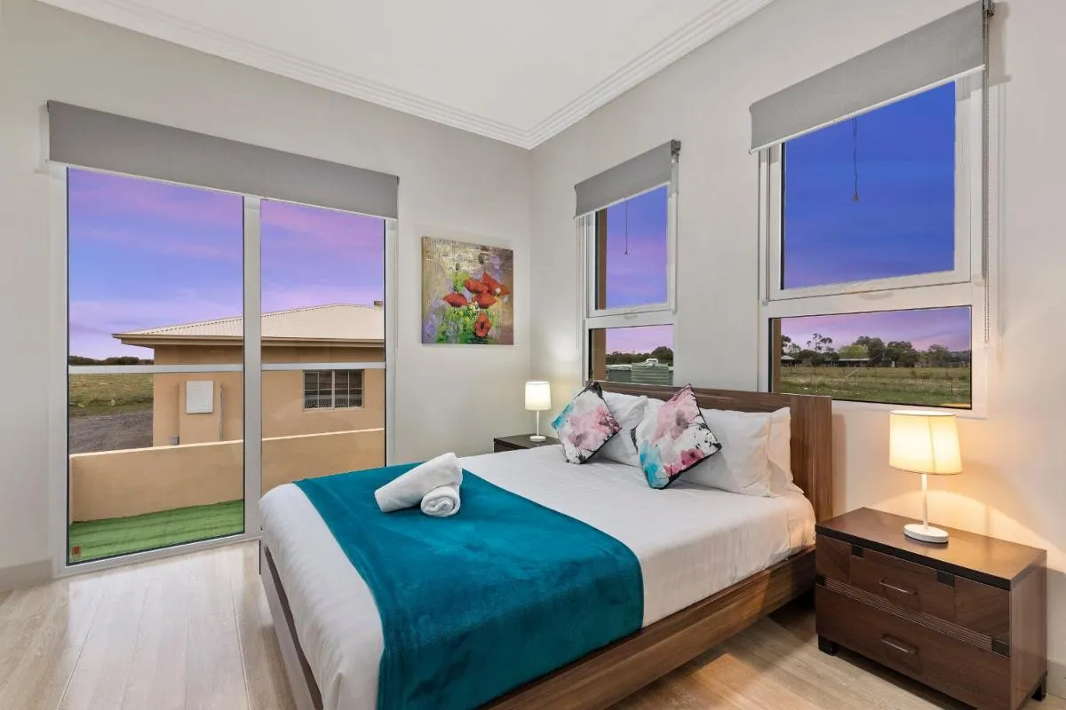 5 Bdrms Loemans Lodge – Close to Calder Park, Melb Airport — 2