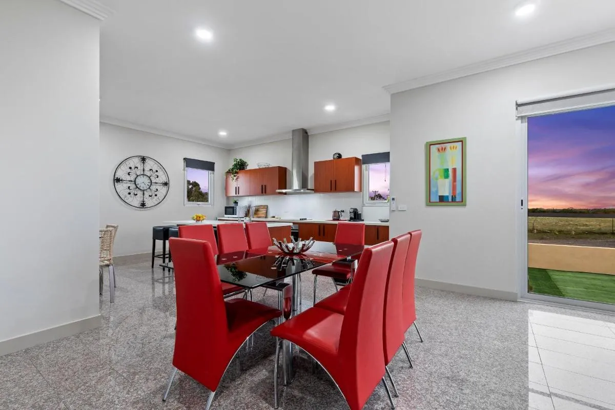 5 Bdrms Loemans Lodge – Close to Calder Park, Melb Airport — 4