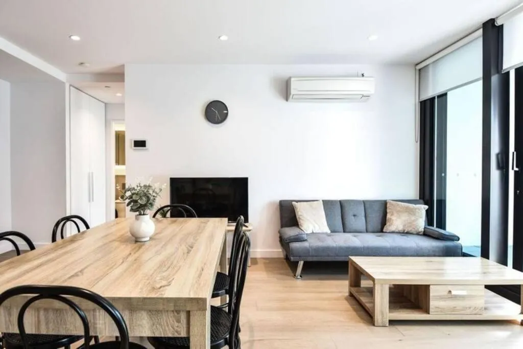 74D 2 Bedroom Apt near Yara river city view with Free Parking