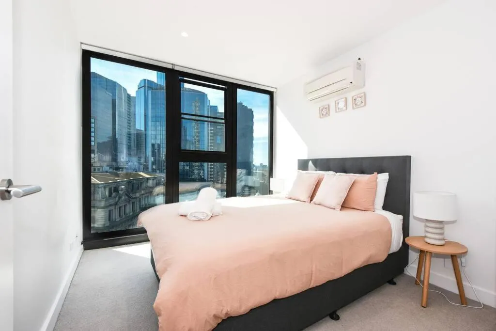 74D 2 Bedroom Apt near Yara river city view with Free Parking — 2