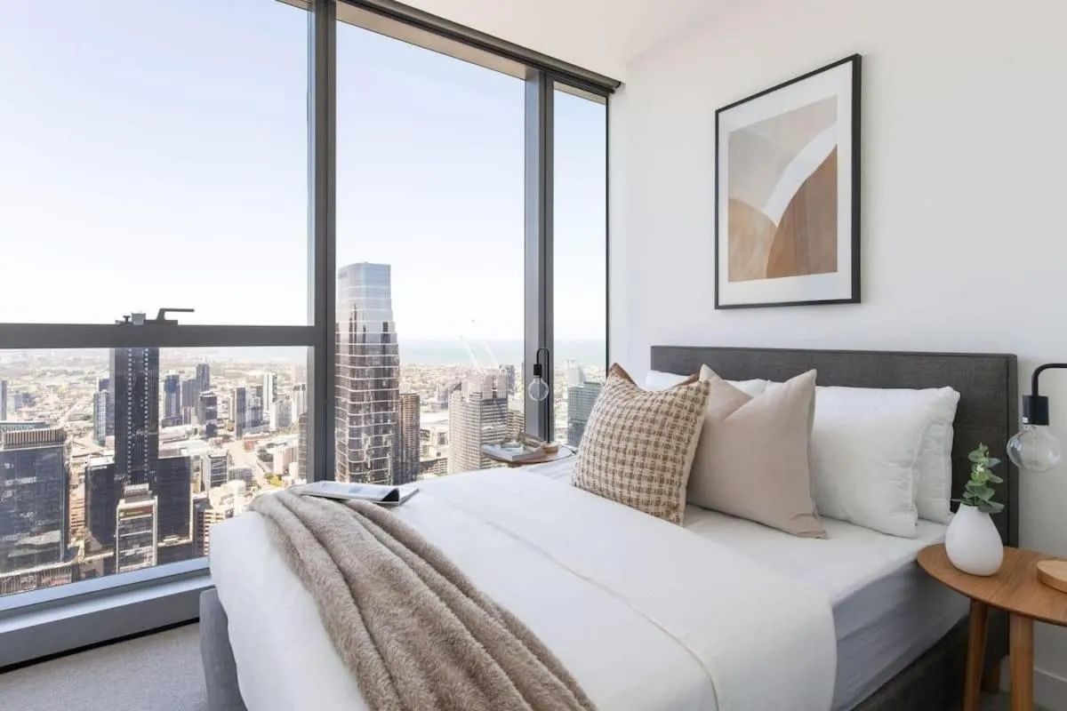 A 2BR Apt with Stunning City Views FREE Parking — 2