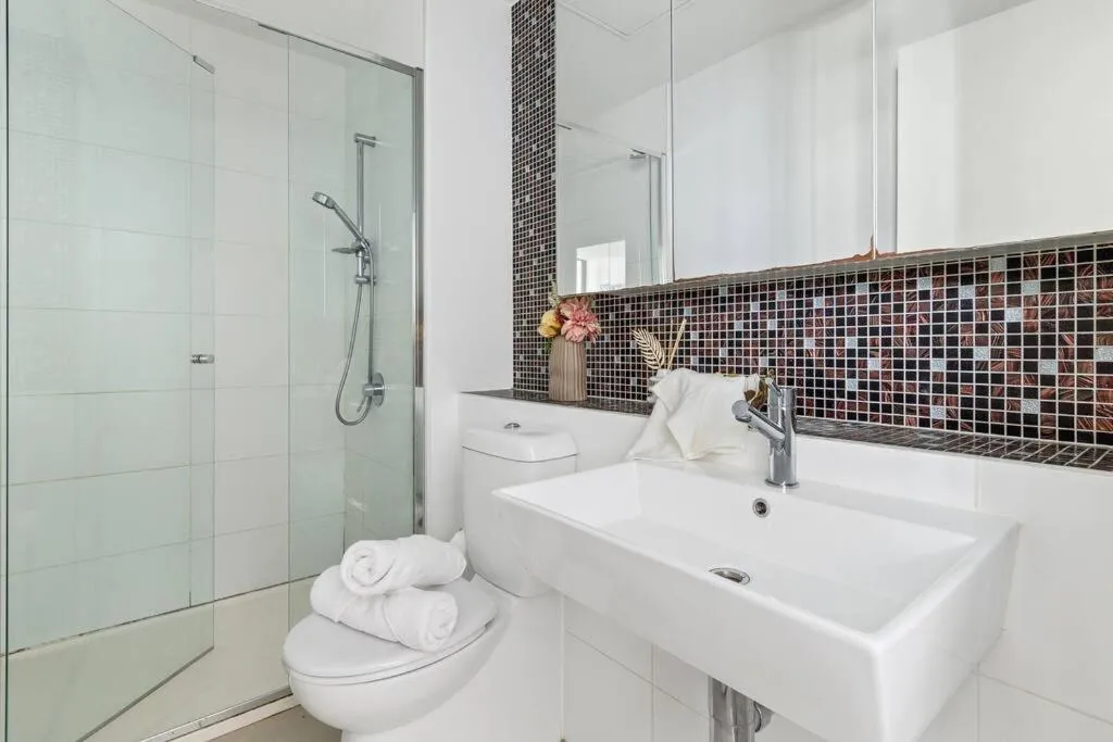 A Chic 2BR Apt Near Southern Cross, with Secure Parking — 2