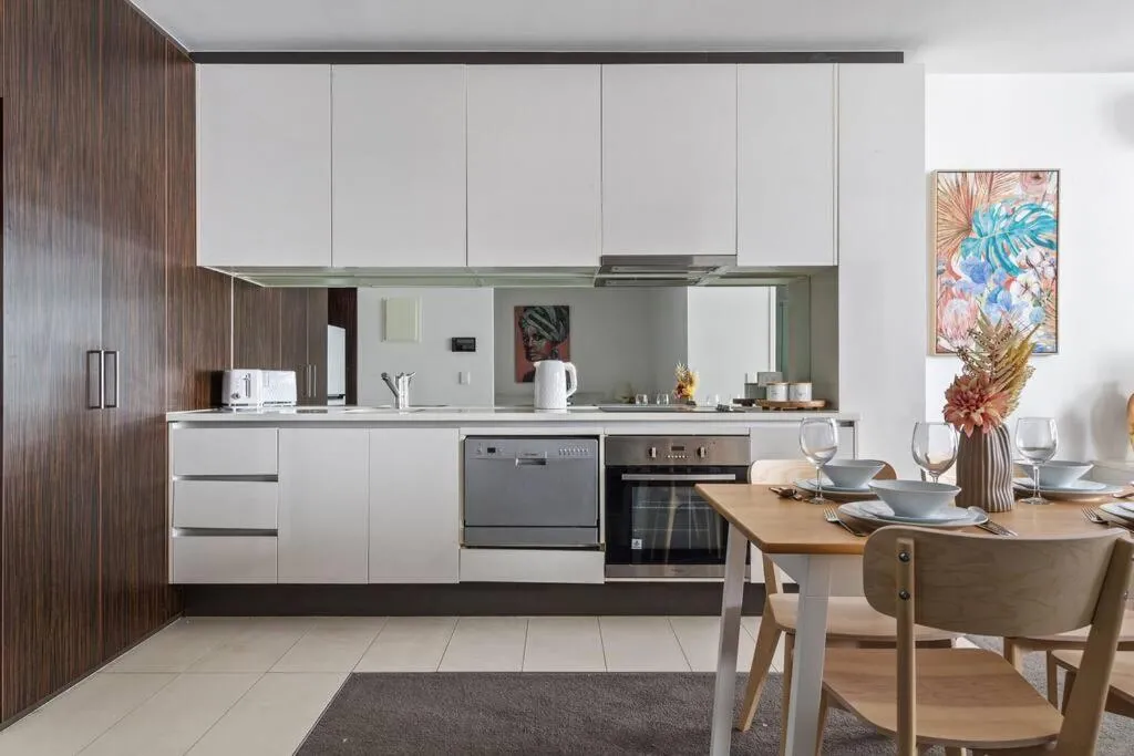 A Chic 2BR Apt Near Southern Cross, with Secure Parking — 5
