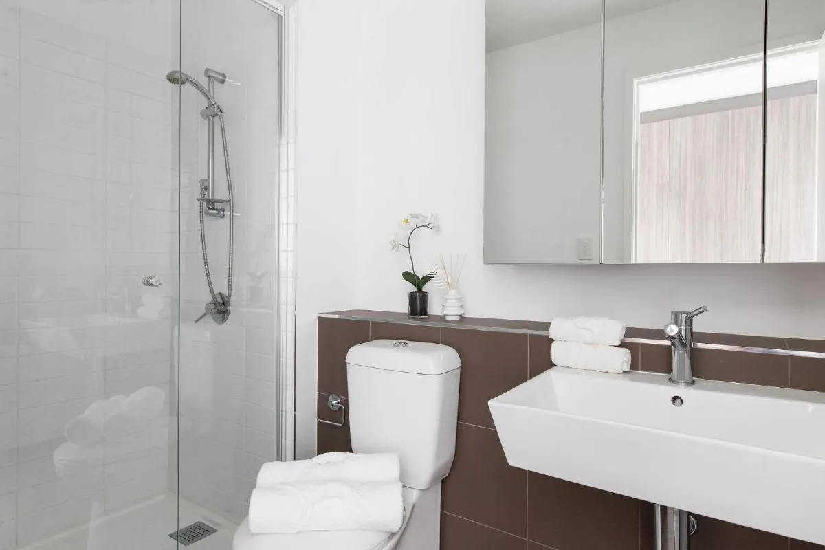 A Cozy 2BR Apt with Harbour Views FREE Parking — 3