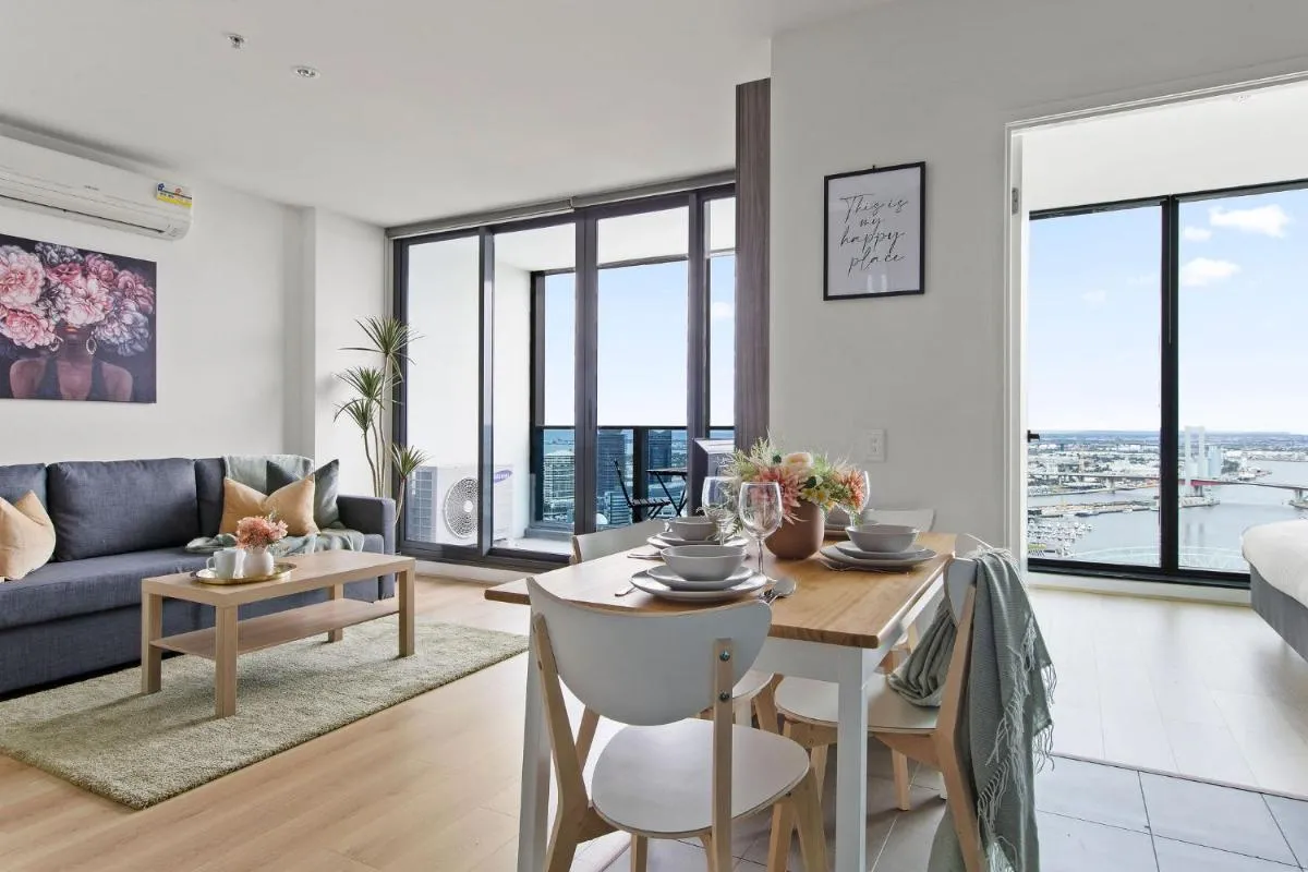 A Cozy 2BR Apt with Harbour Views FREE Parking — 5