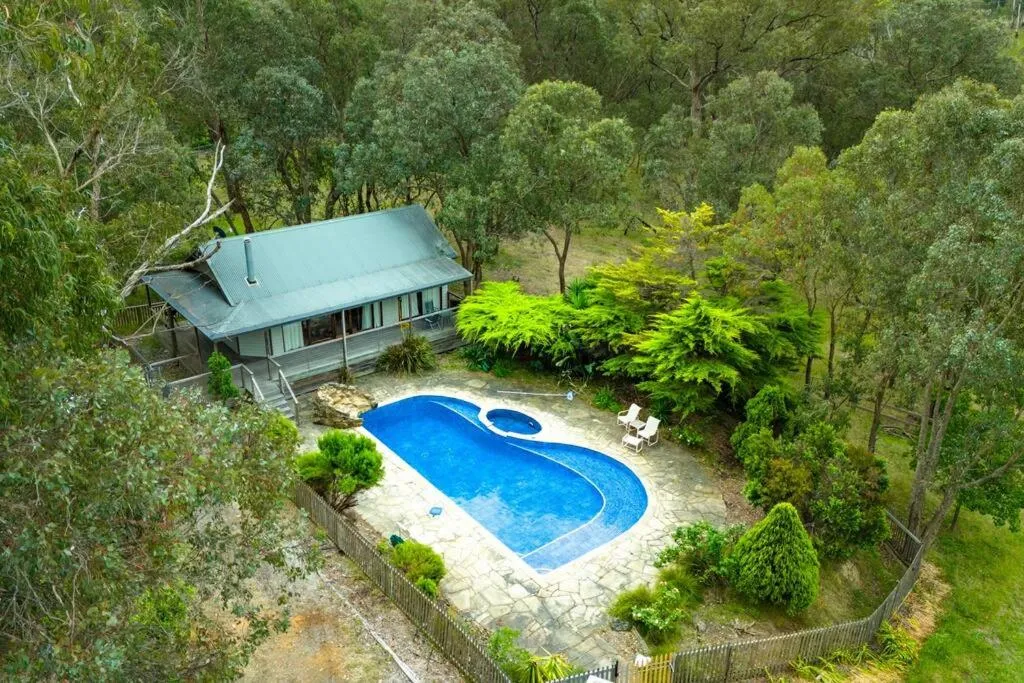 A Lovely Pool House in Forest — 4