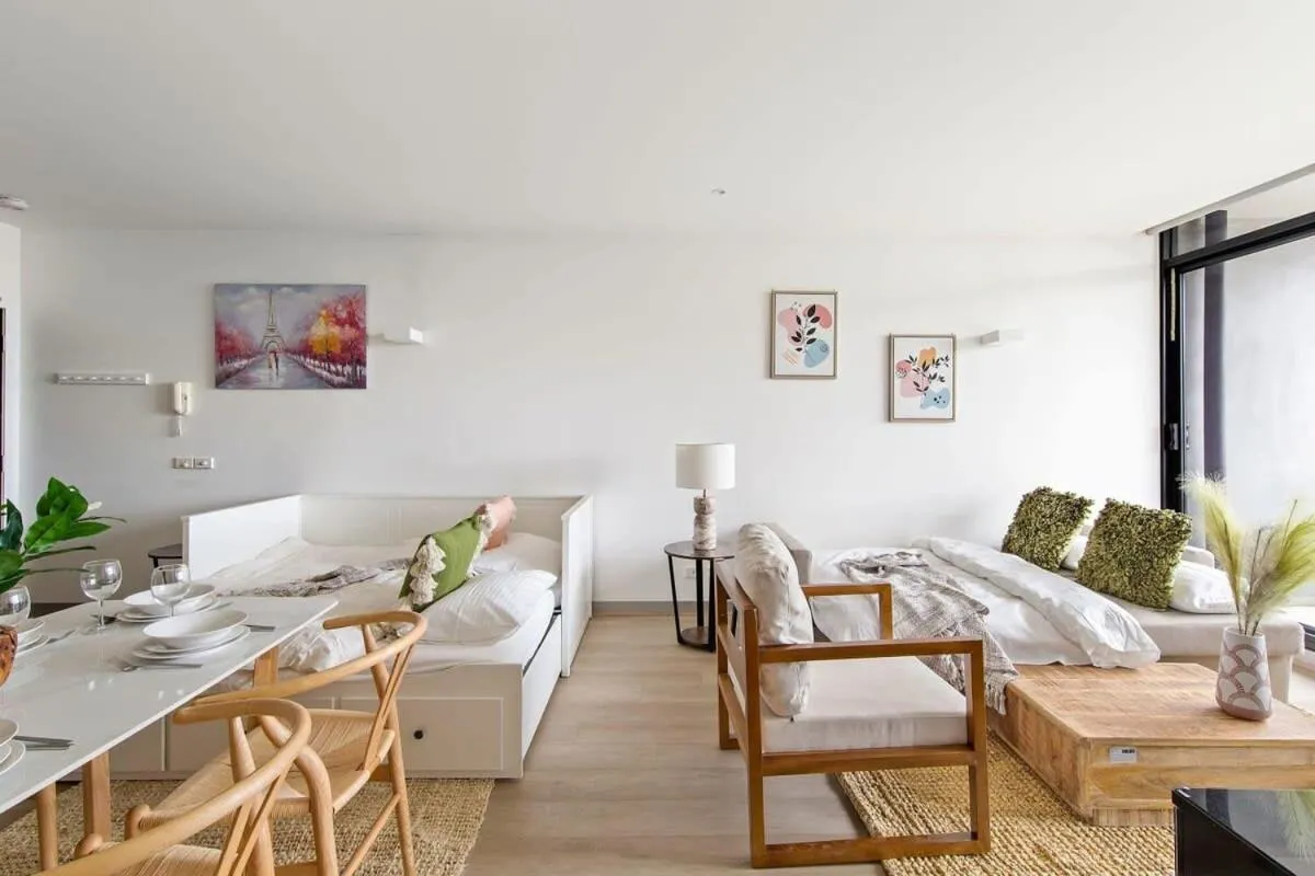 A Lux 2BR Apt Next to Melbourne Uni FREE Parking — 4