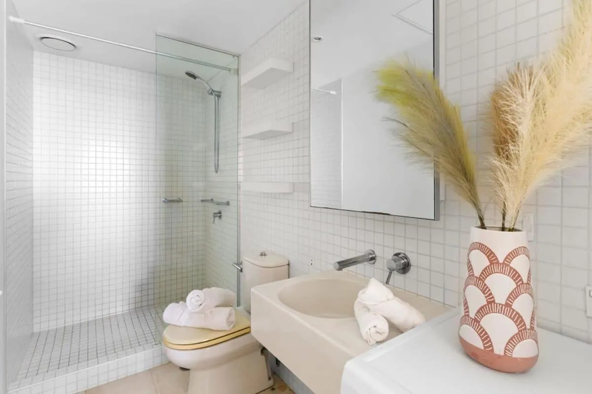 A Lux 2BR Apt Next to Melbourne Uni FREE Parking — 3
