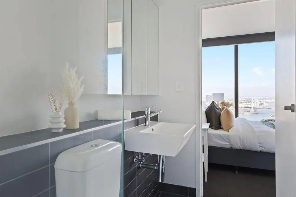 A Modern 2BR Apt with Harbour Views FREE Parking — 3