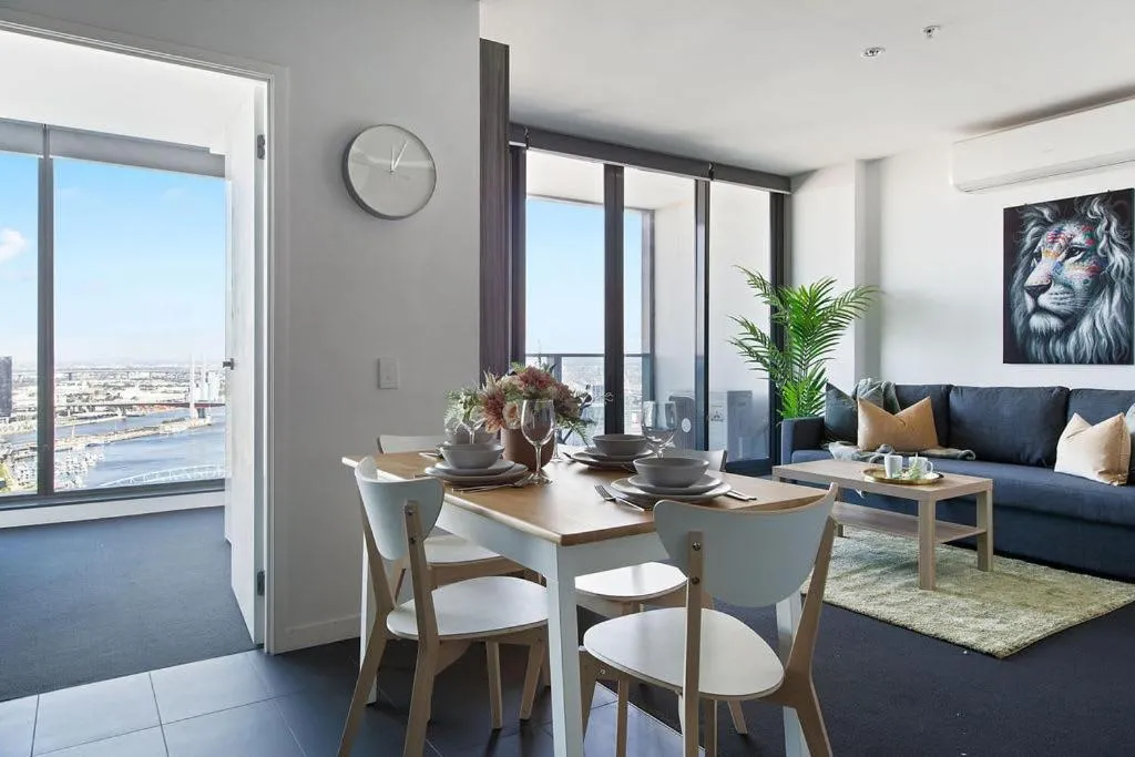 A Modern 2BR Apt with Harbour Views FREE Parking — 5