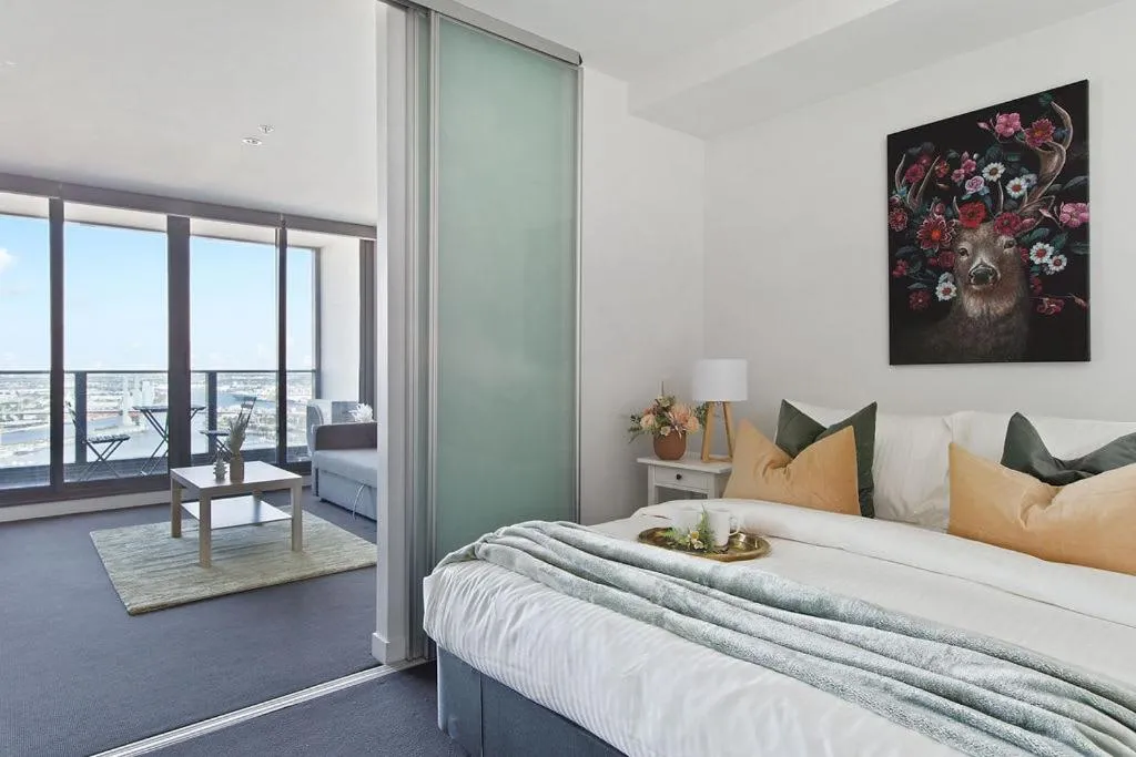 A Modern 2BR Apt with Harbour Views FREE Parking — 2